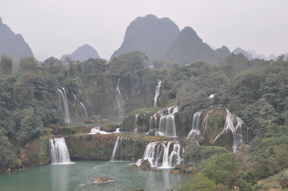 Водопад Детиан, изображение ландшафта.