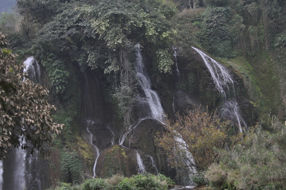 Водопад Детиан, изображение ландшафта.