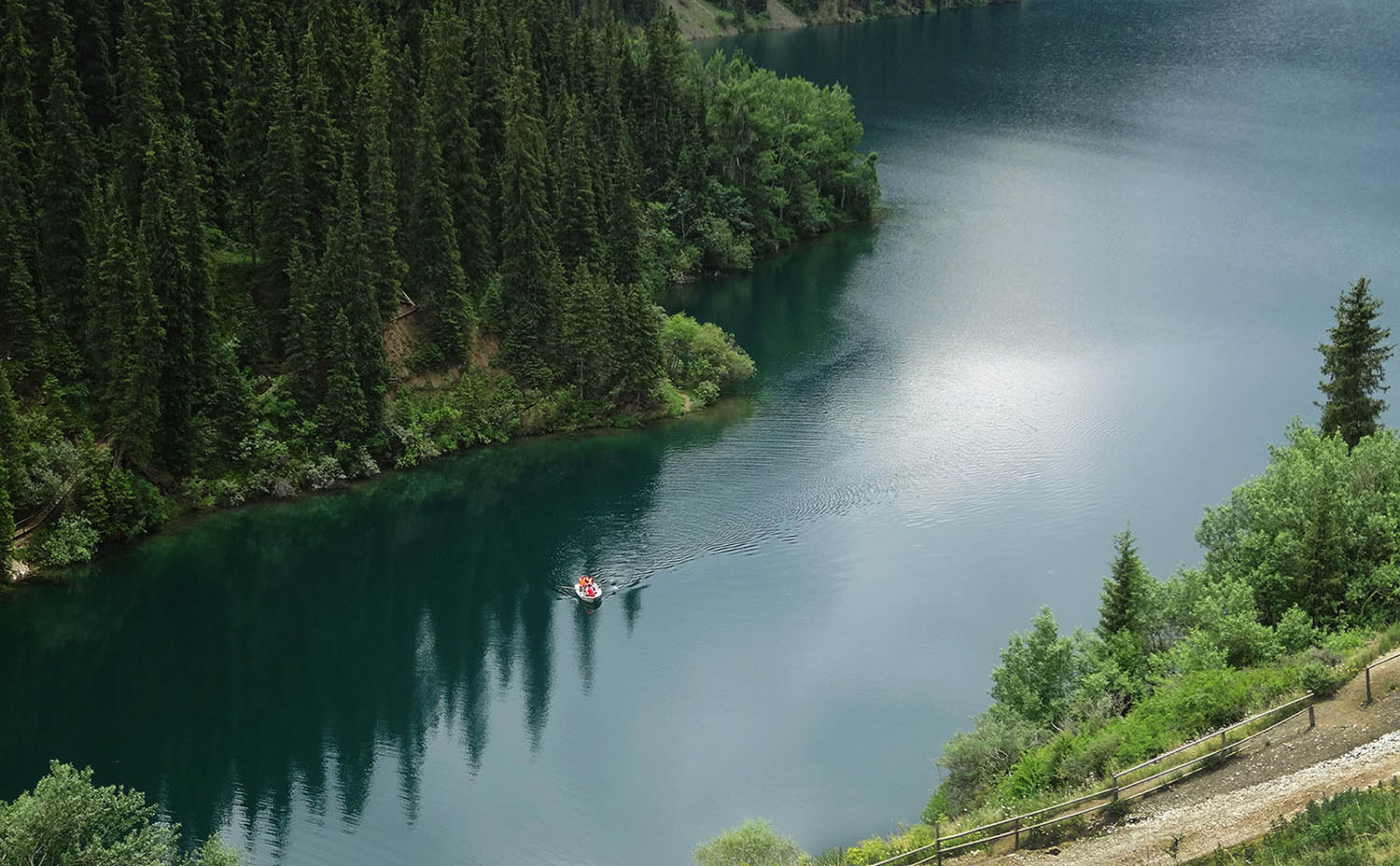 Кольсайские озера, изображение ландшафта.