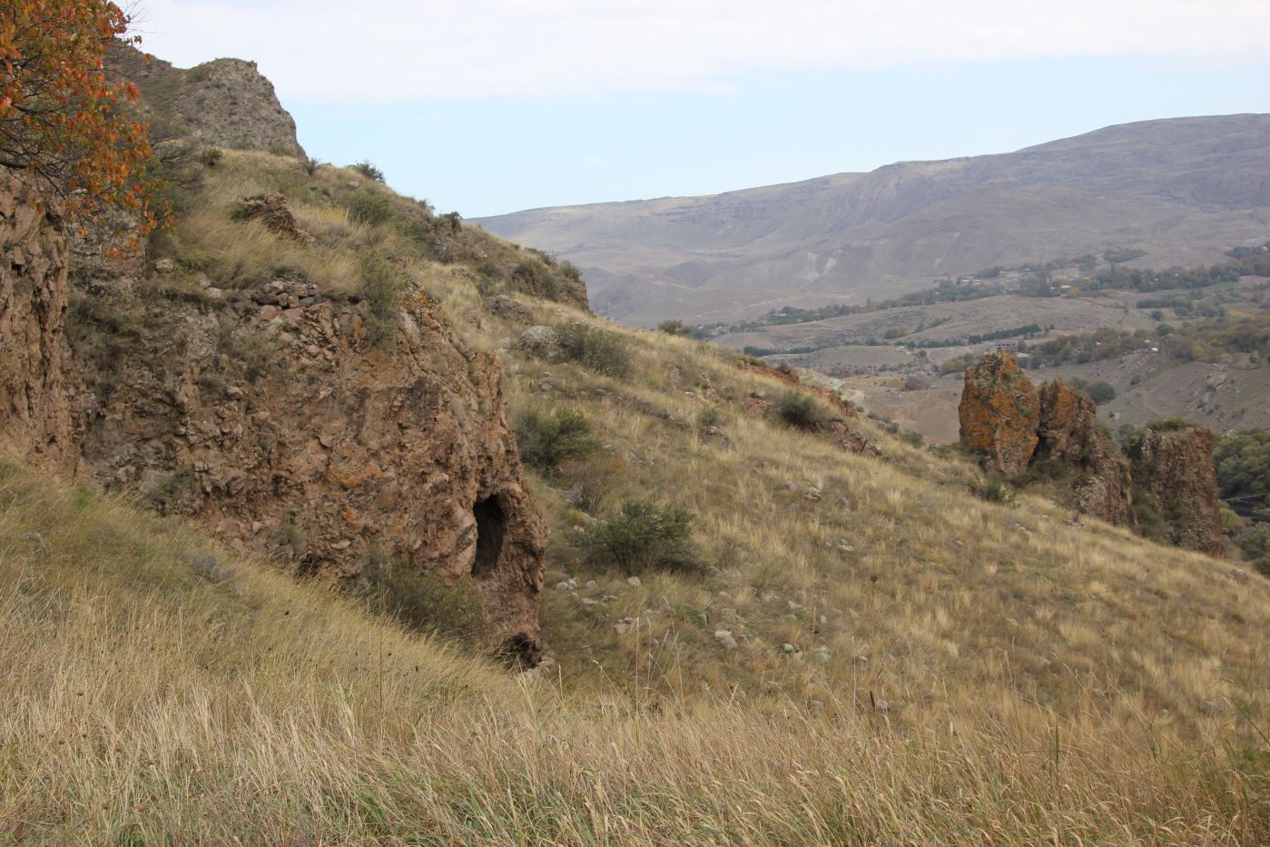 Окрестности крепости Тмогви, изображение ландшафта.