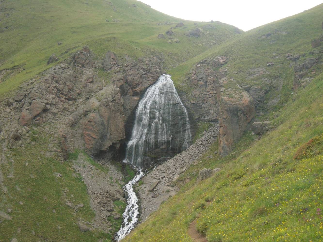 Водопад "Девичьи косы", изображение ландшафта.