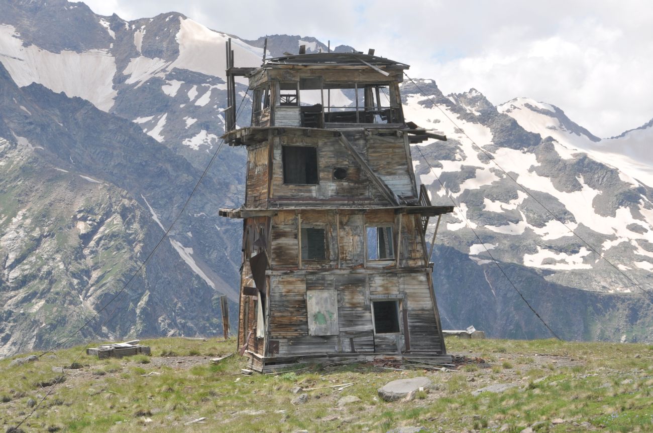 Геофизическая вышка, изображение ландшафта.