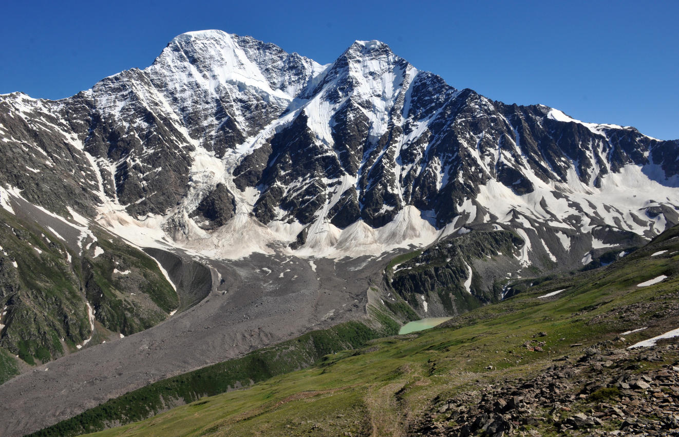Восточный склон горы Чегет, изображение ландшафта.