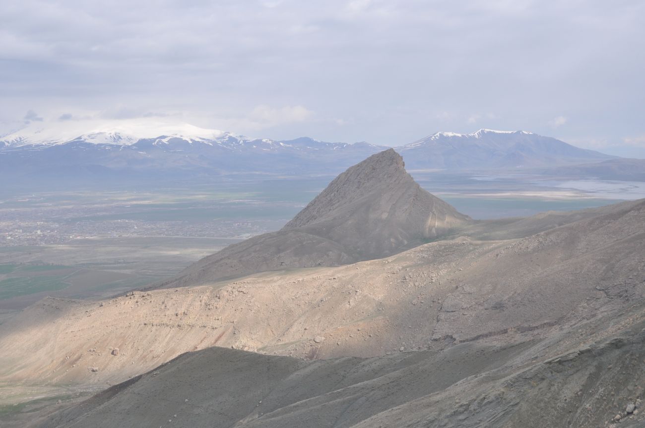 Окрестности дворца Исхак Паши, image of landscape/habitat.