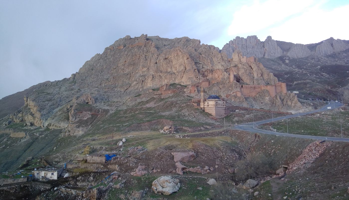 Окрестности дворца Исхак Паши, image of landscape/habitat.