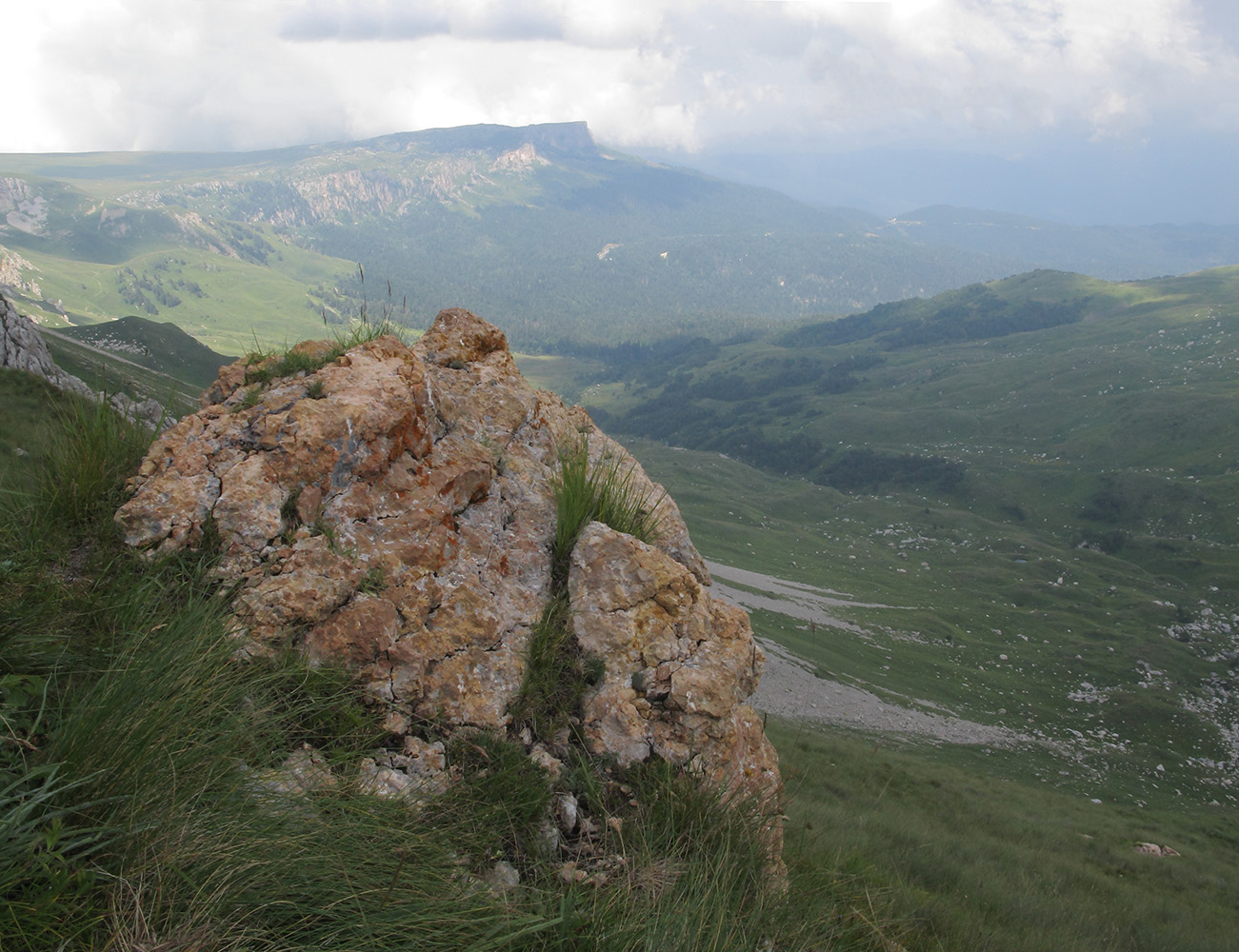 Юго-восточный отрог Оштена, image of landscape/habitat.