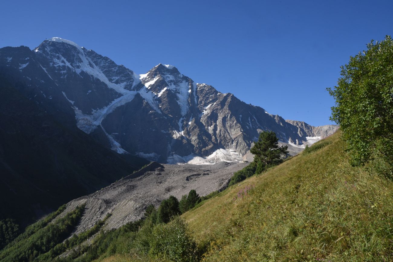 Восточный склон горы Чегет, изображение ландшафта.