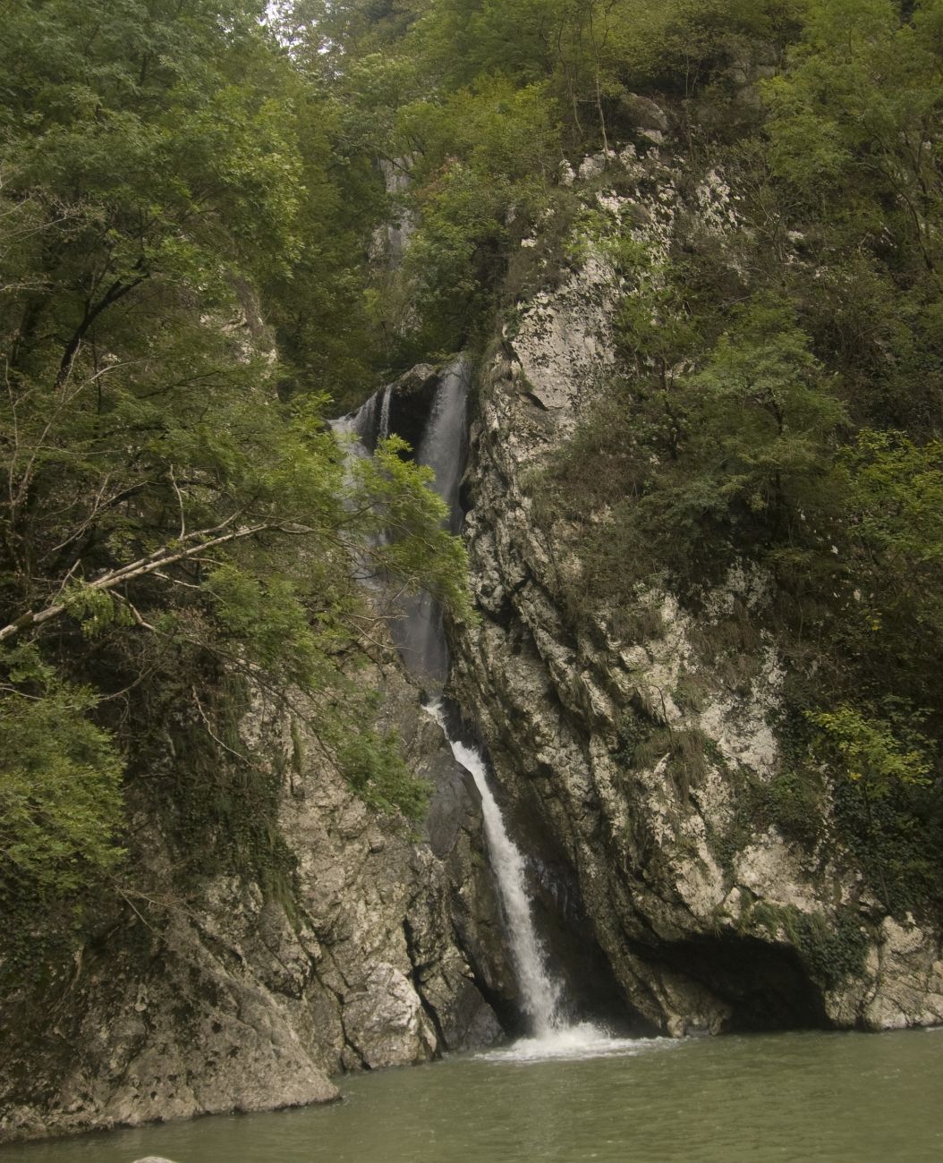 Агурский водопад, image of landscape/habitat.