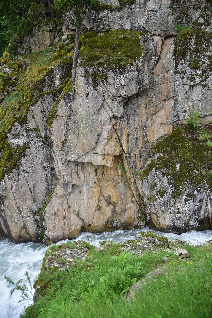 Водопад на притоке, image of landscape/habitat.