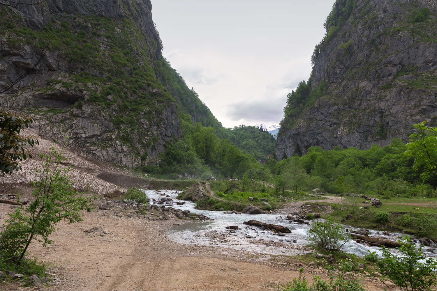 Долина реки Гега, изображение ландшафта.