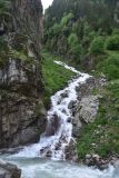 Водопад на притоке, изображение ландшафта.