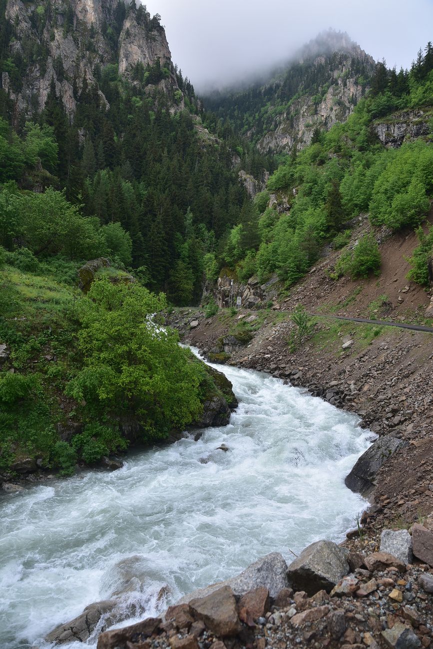 Водопад на притоке, изображение ландшафта.