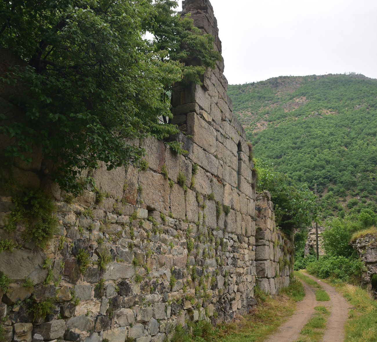 Окрестности монастыря Опиза, image of landscape/habitat.
