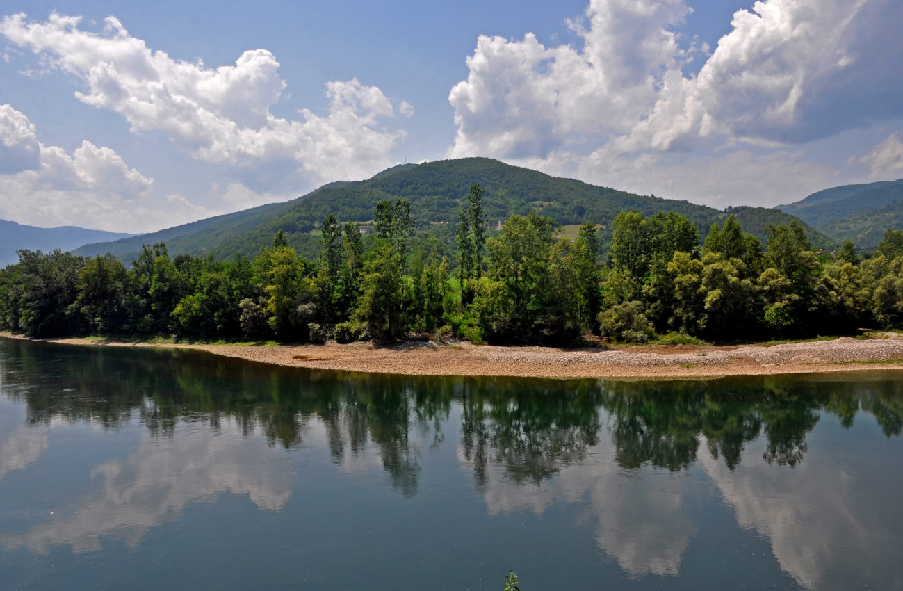 Окрестности города Байна-Башта, image of landscape/habitat.