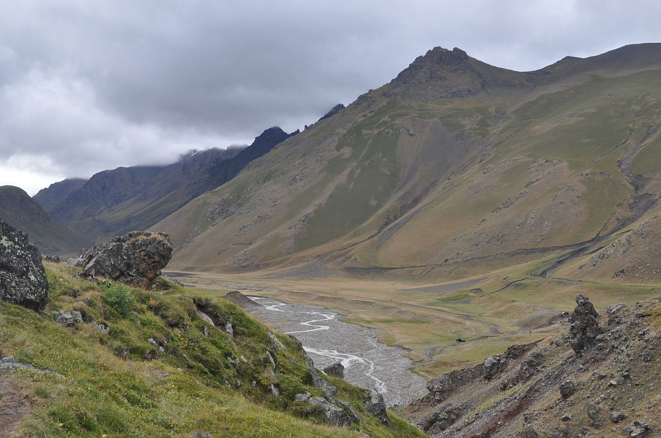 Окрестности урочища Ирахик-Тюз, image of landscape/habitat.