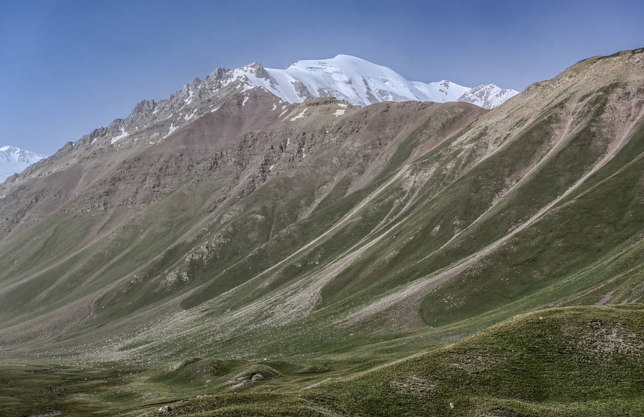 Гребень пика Петровского, изображение ландшафта.