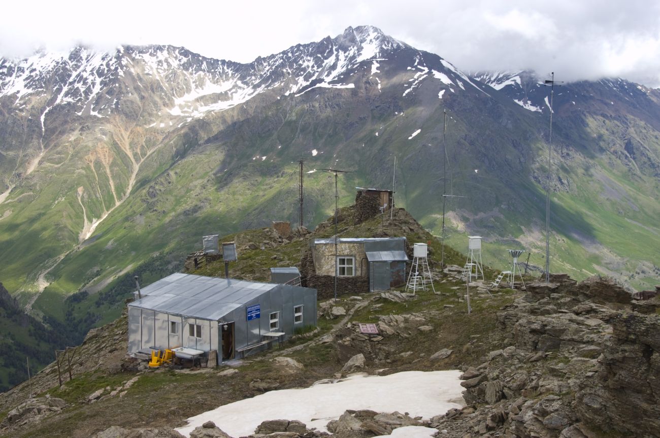 Метеостанция на горе Чегет, image of landscape/habitat.