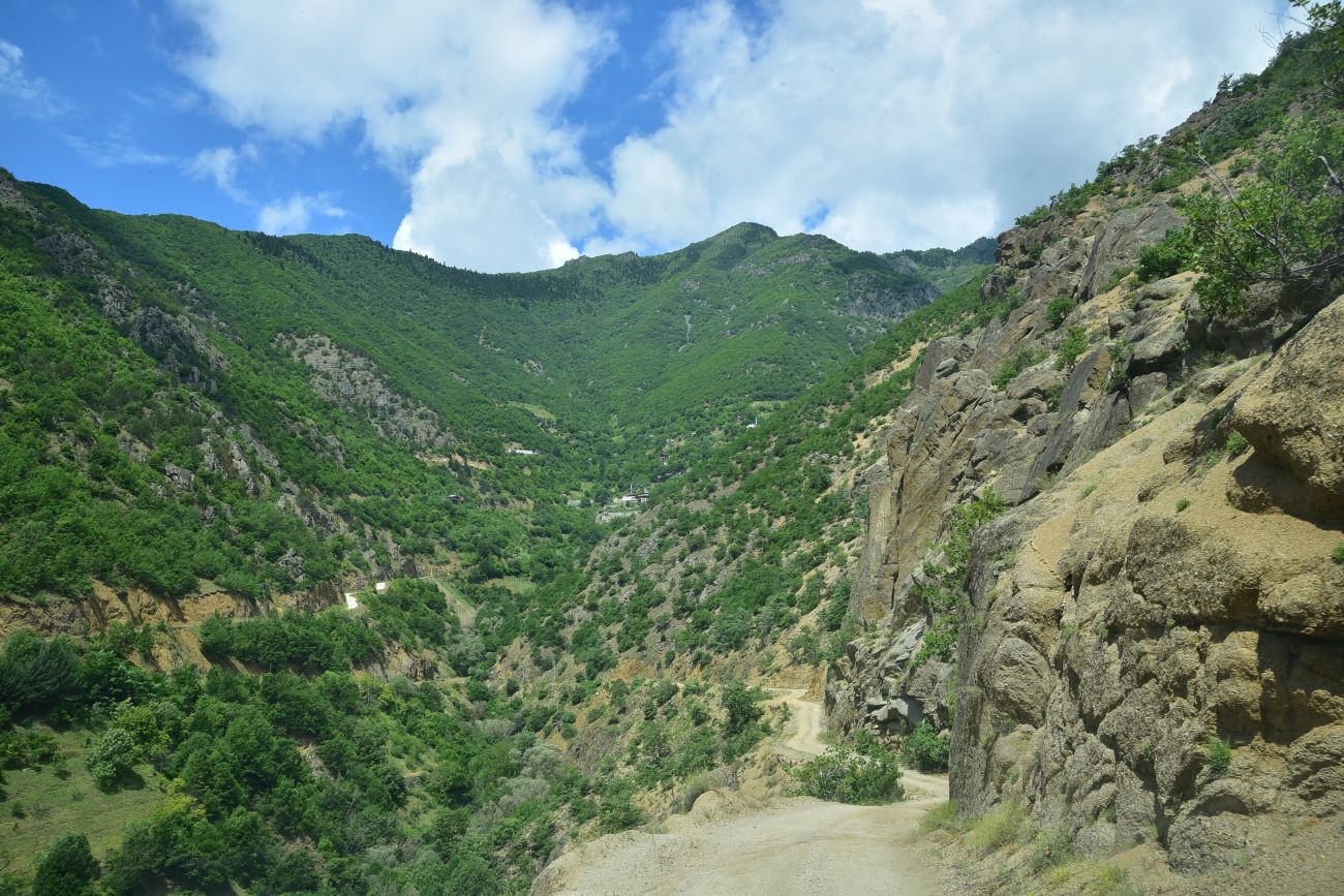 Окрестности монастыря Опиза, image of landscape/habitat.