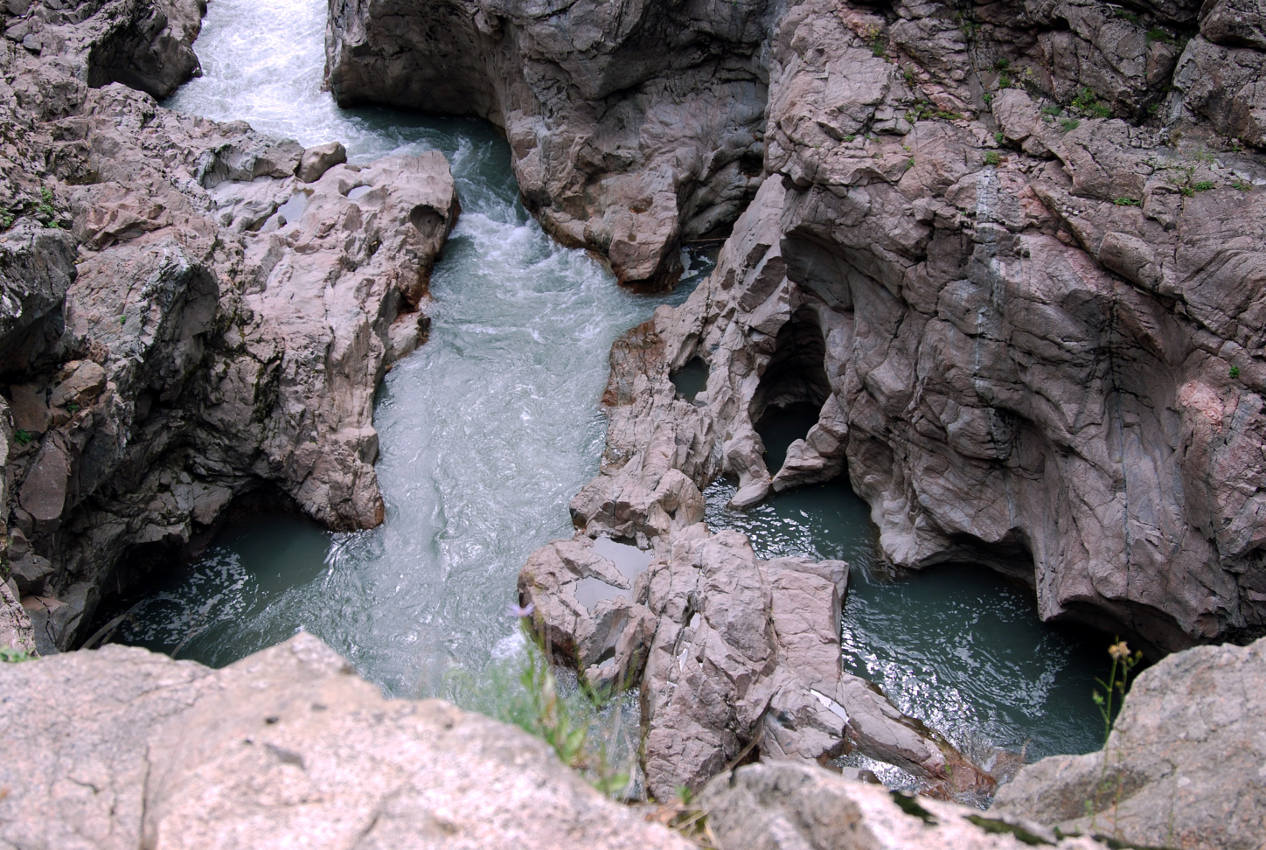 Гранитный каньон реки Белая, image of landscape/habitat.