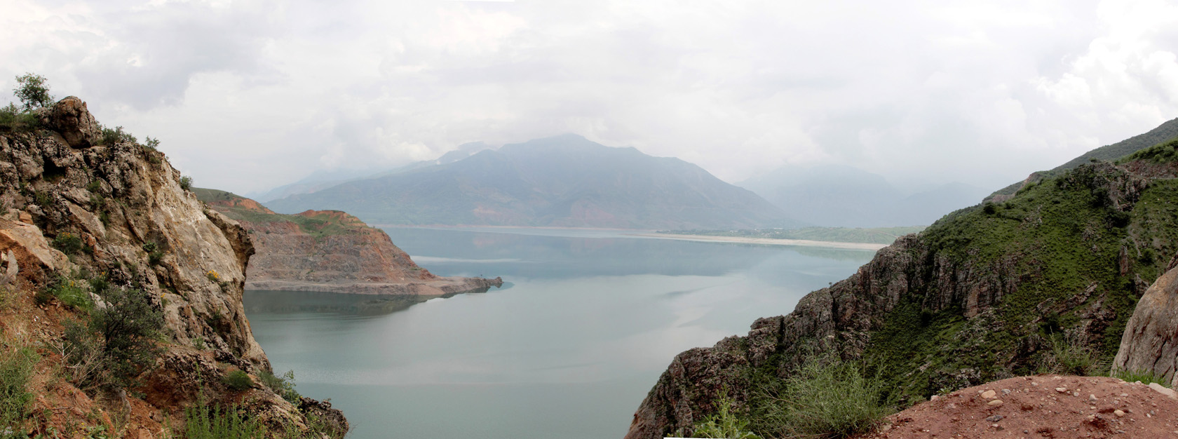 Окр. Чарвакского водохранилища, изображение ландшафта.