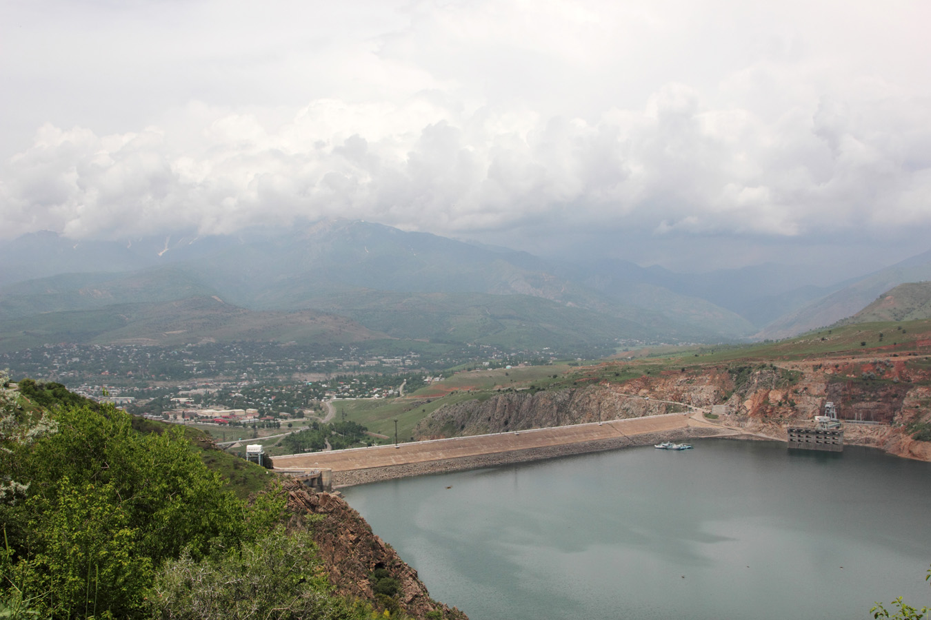 Окр. Чарвакского водохранилища, изображение ландшафта.
