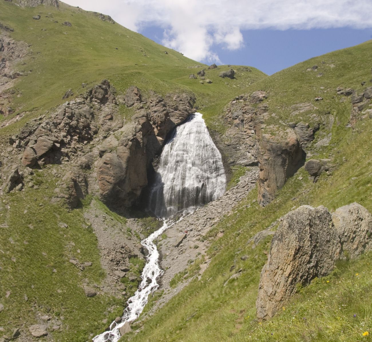 Водопад Девичьи Косы, изображение ландшафта.