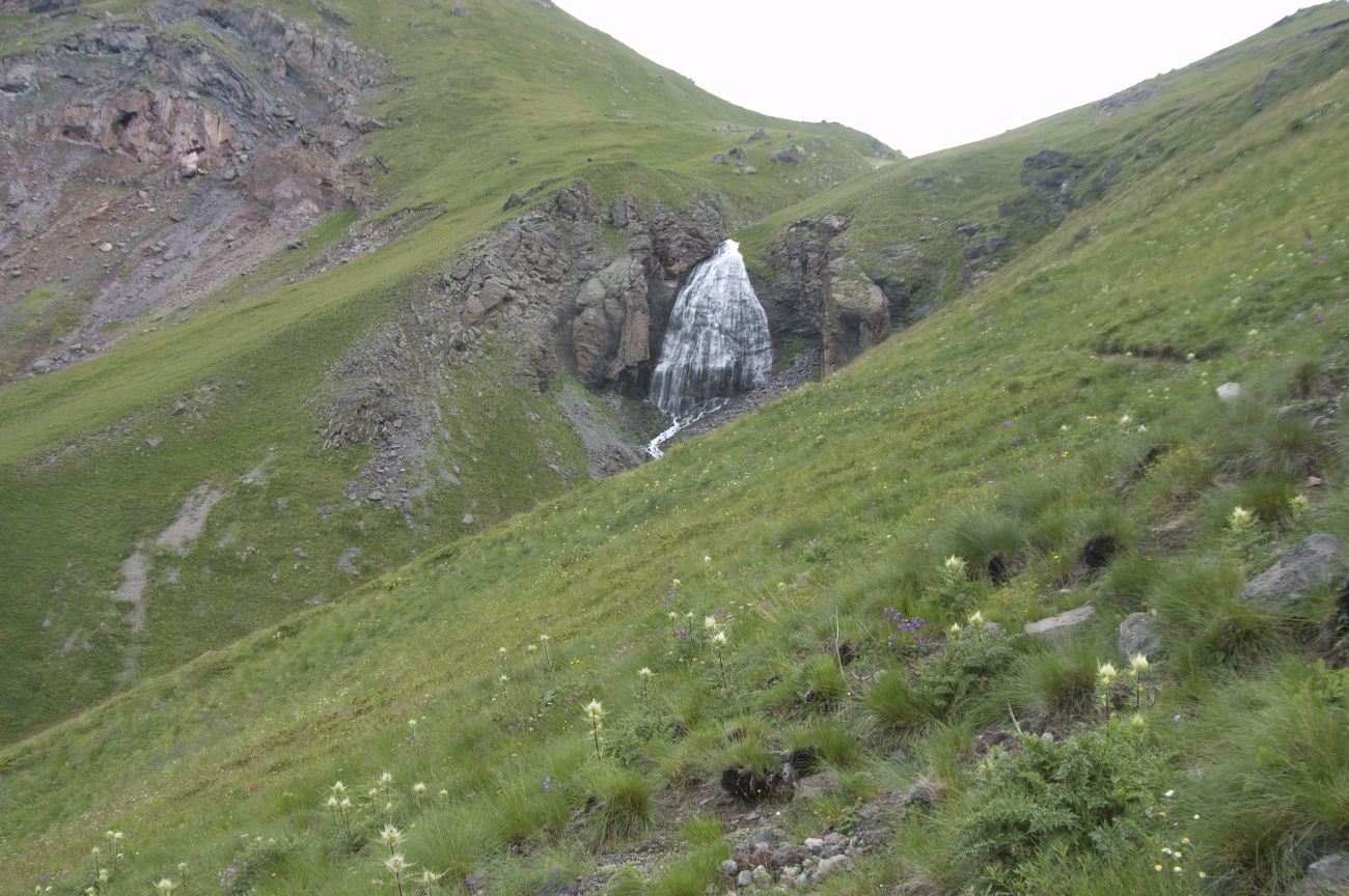 Водопад "Девичьи косы", изображение ландшафта.