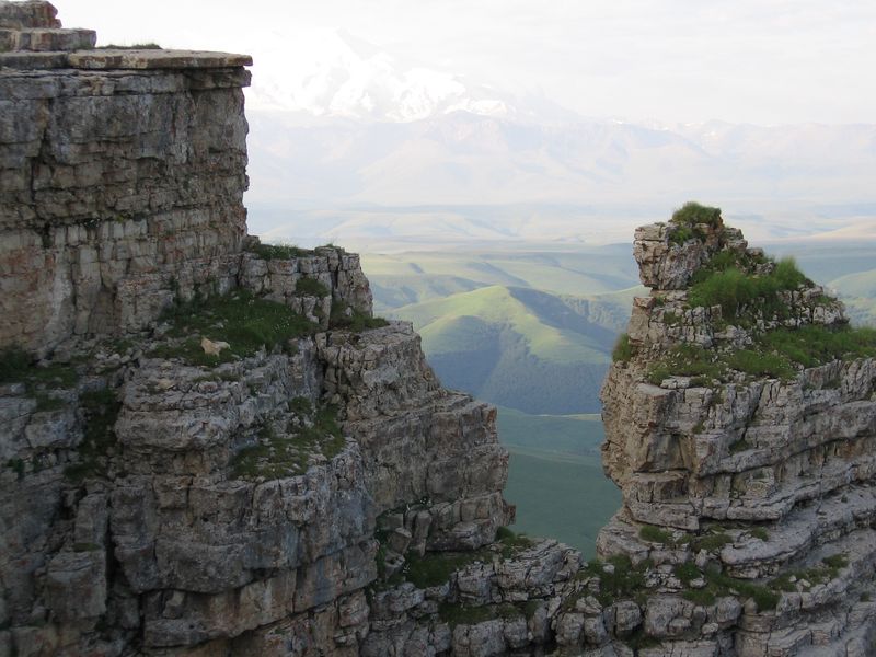 У северного склона Эльбруса, image of landscape/habitat.