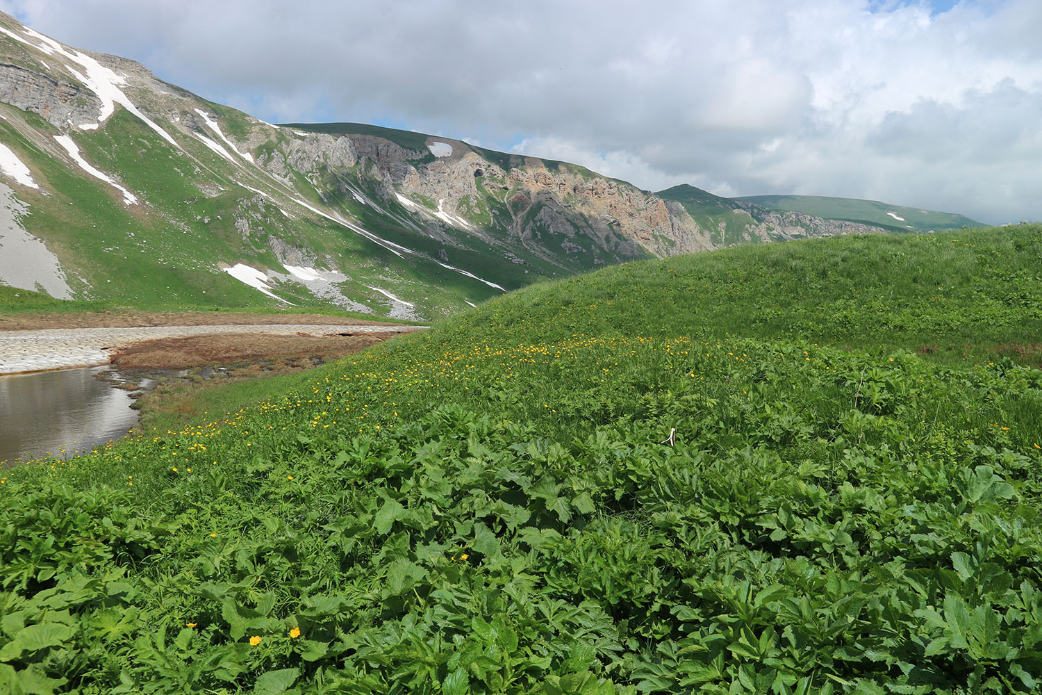 Карстовое двуозёрье, изображение ландшафта.