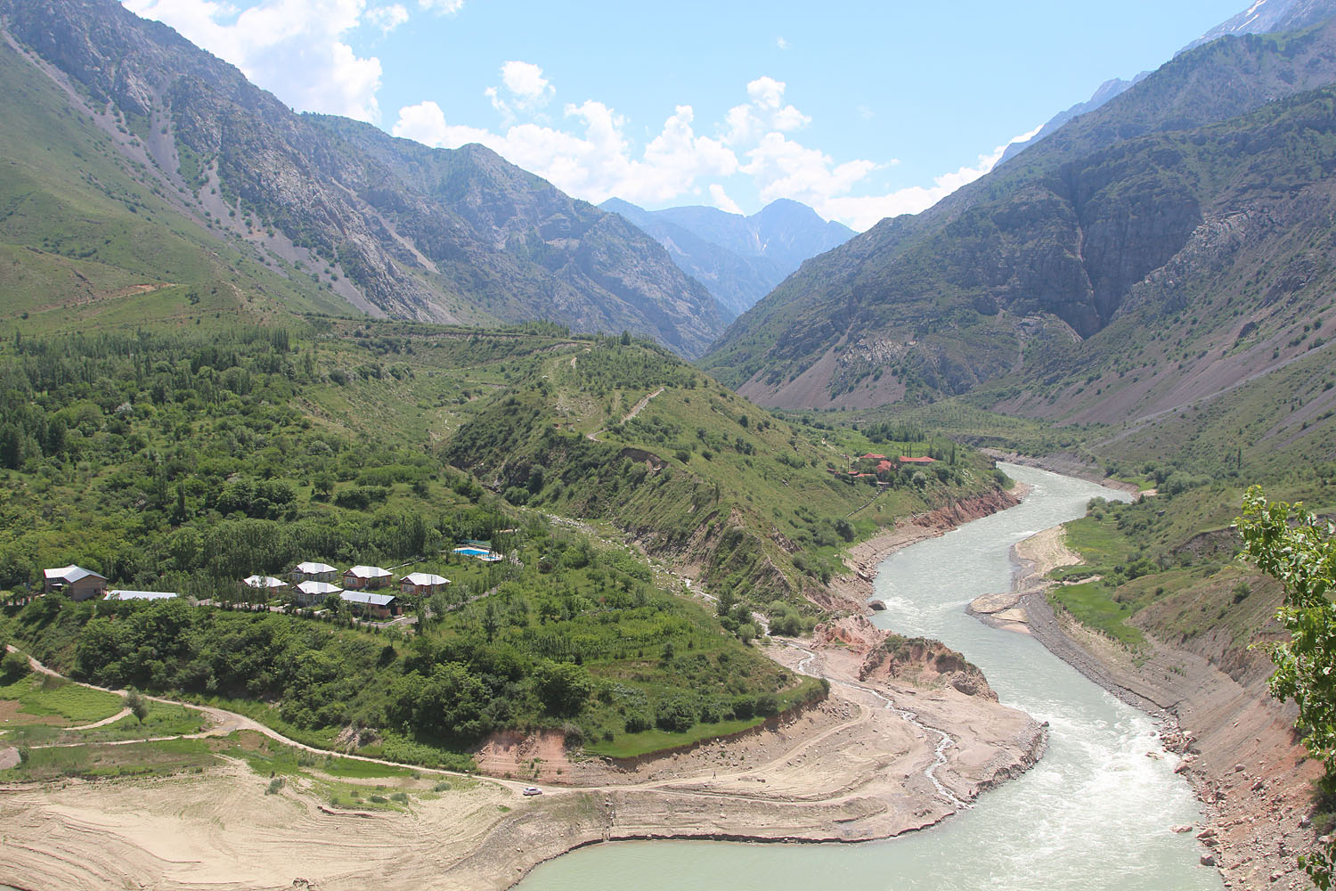Склон к реке Чаткал, изображение ландшафта.