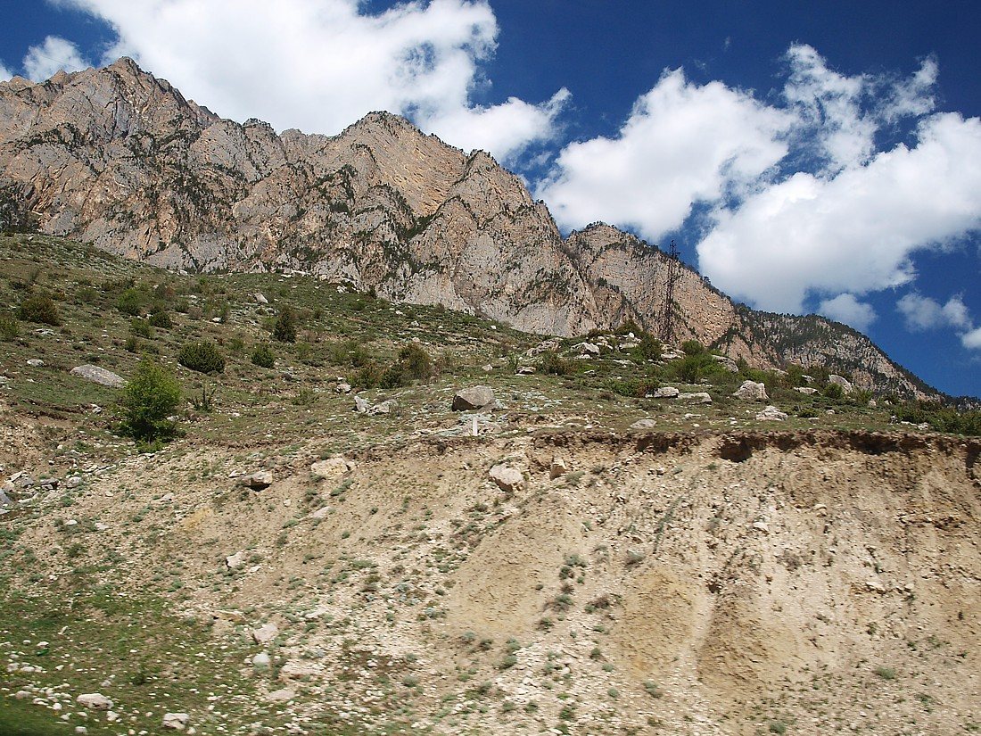 Середина Алагирского ущелья, image of landscape/habitat.