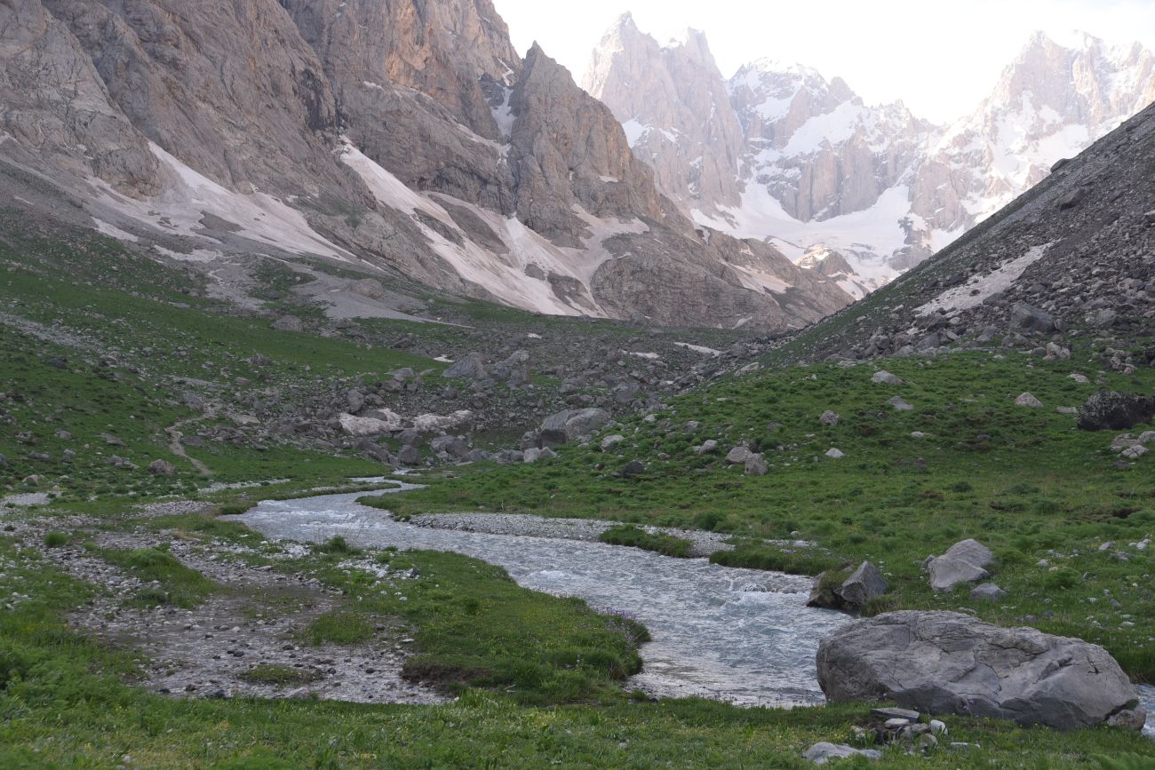Базовый лагерь, изображение ландшафта.