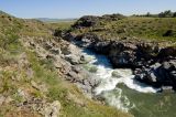 Каскад водопадов на реке Коксу, изображение ландшафта.