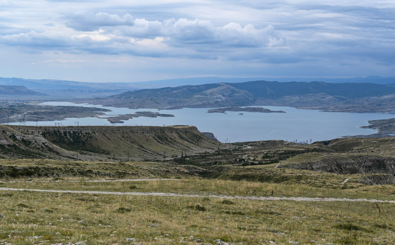 Долина Чиркейского водохранилища, image of landscape/habitat.