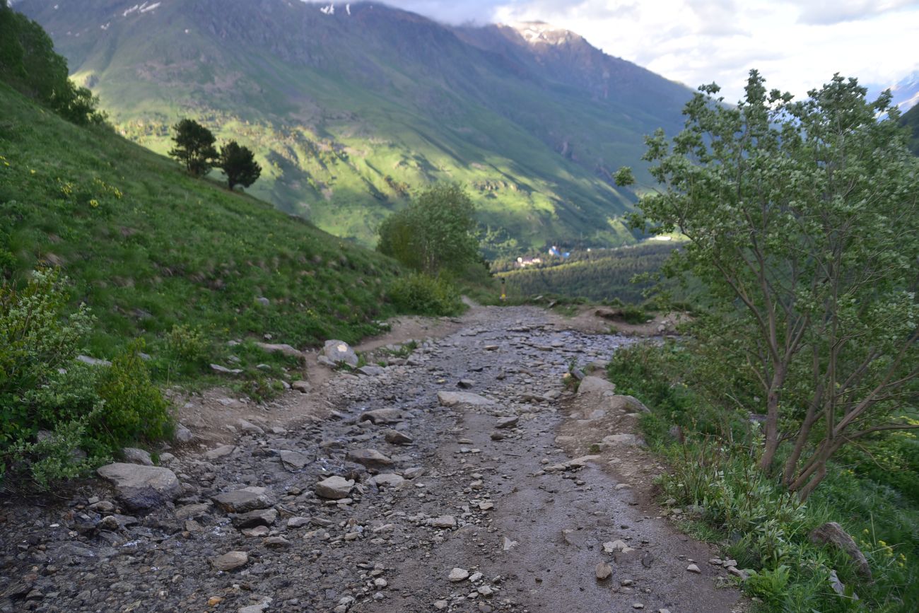 Восточный склон горы Чегет, изображение ландшафта.