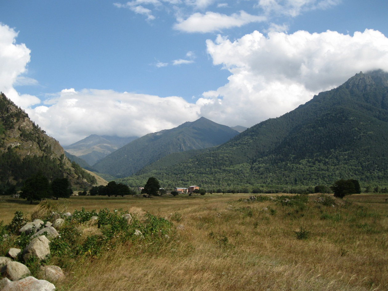 Правый берег реки Теберда, image of landscape/habitat.