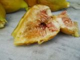 Ficus carica. Вскрытое зрелое соплодие. Крым, г. Ялта, в культуре. 2 июля 2012 г.