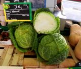 Brassica oleracea variety sabauda. Кочаны (происхождение - Франция, Ле-Год, административный округ Грасс). Франция, Лазурный Берег, Антиб, городской рынок. 23.07.2014.